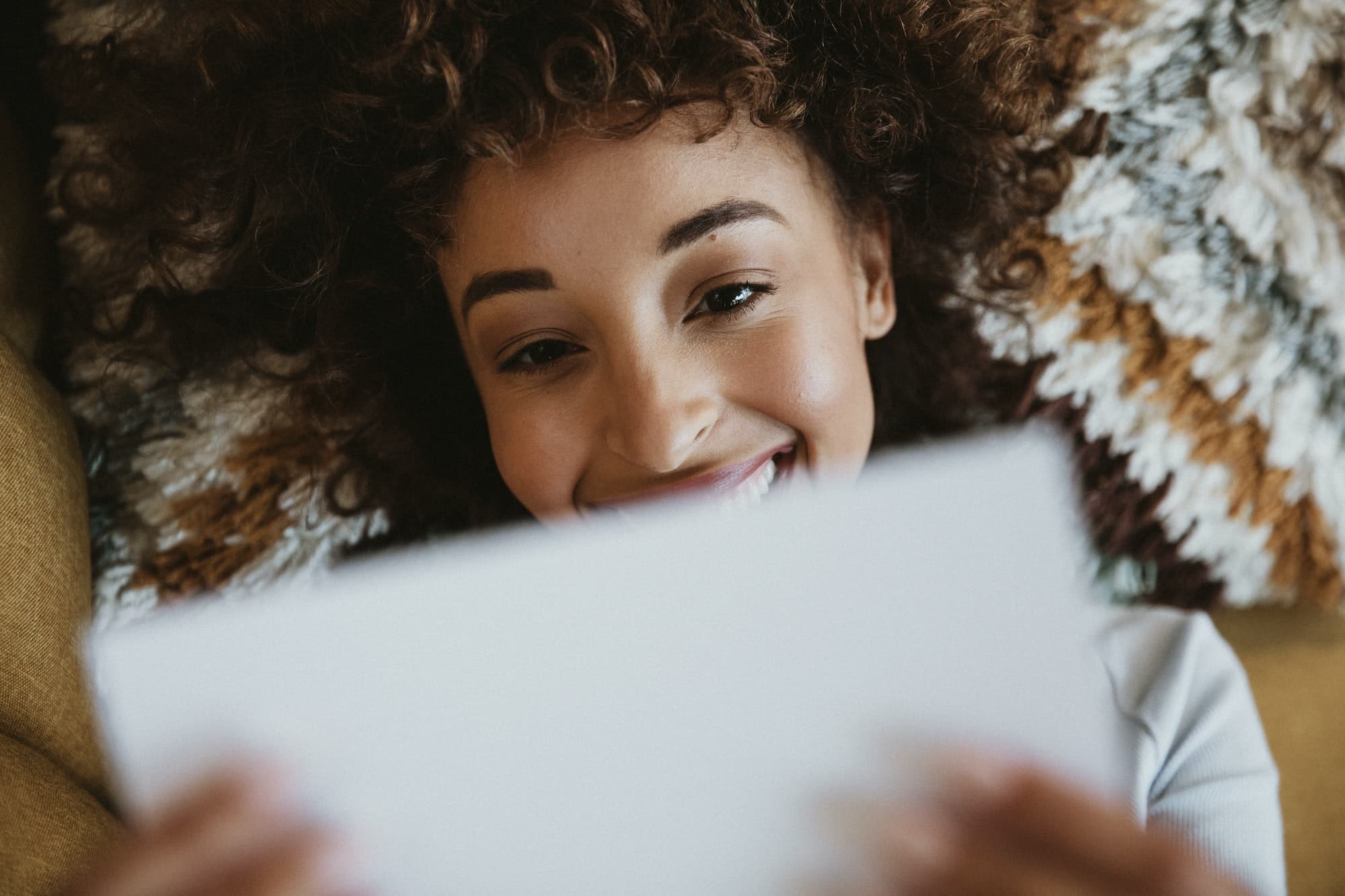 femme lit une lettre pour récupérer son ex