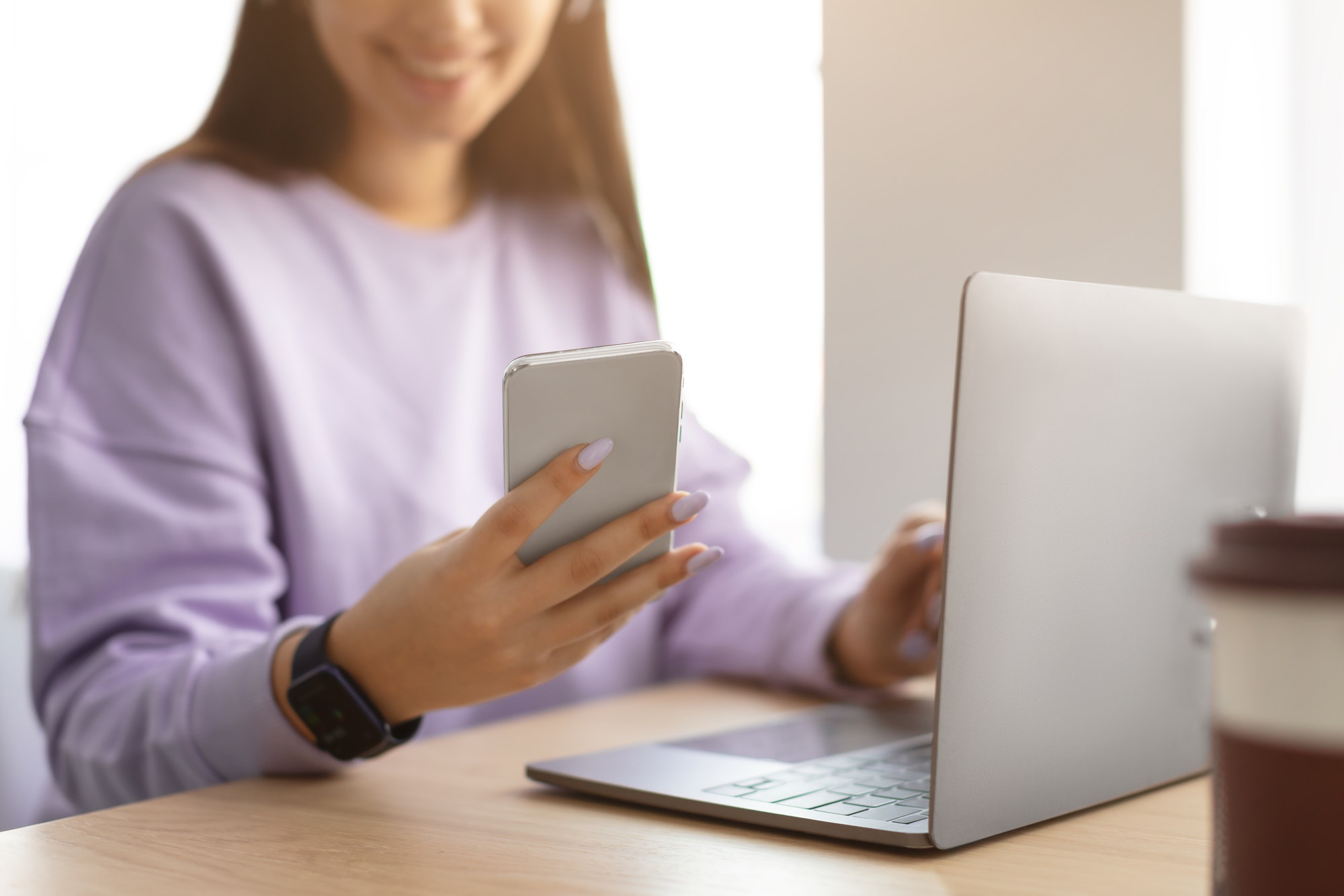 femme heureuse de lire un message de son ex