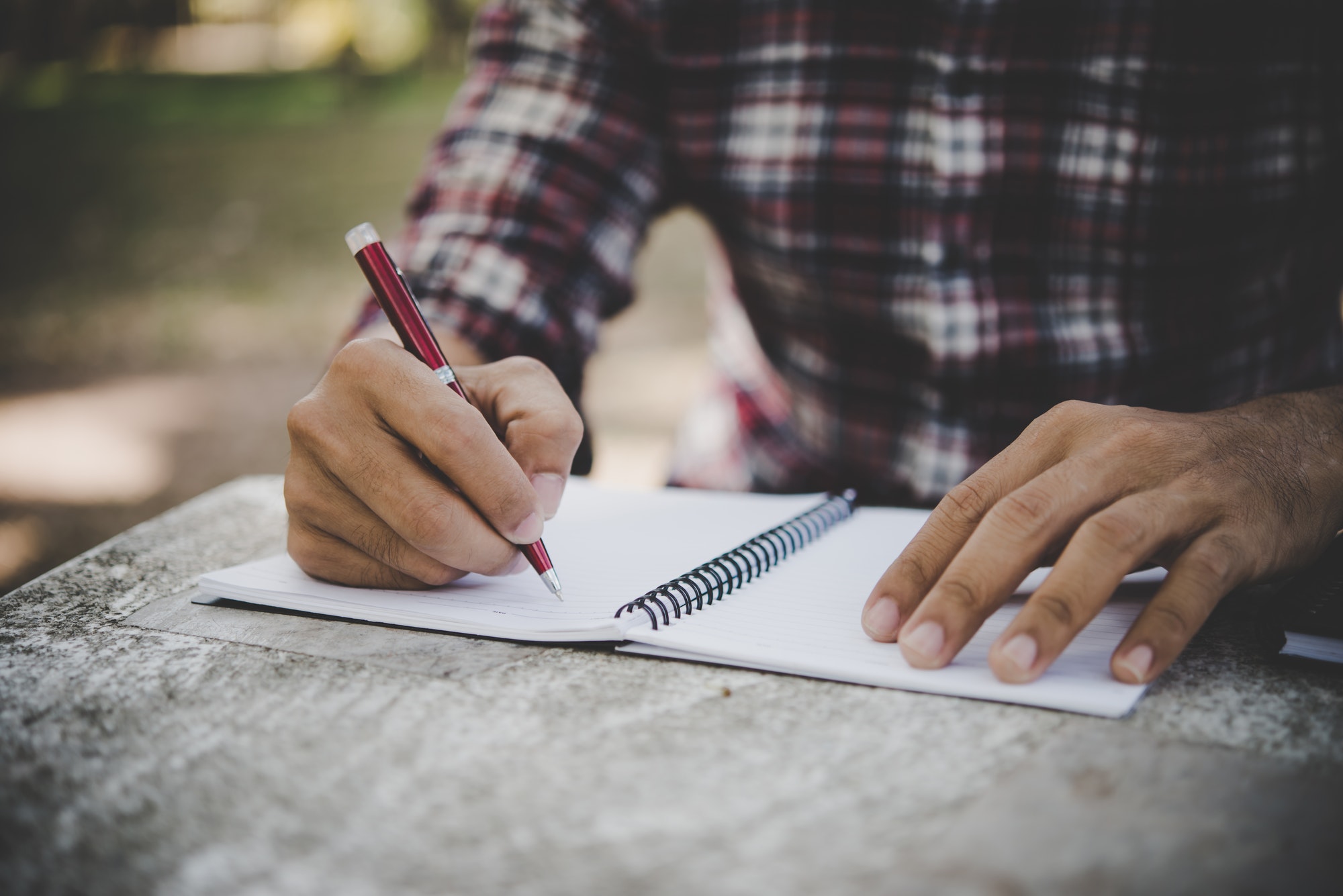 homme écrit une lettre d'amour